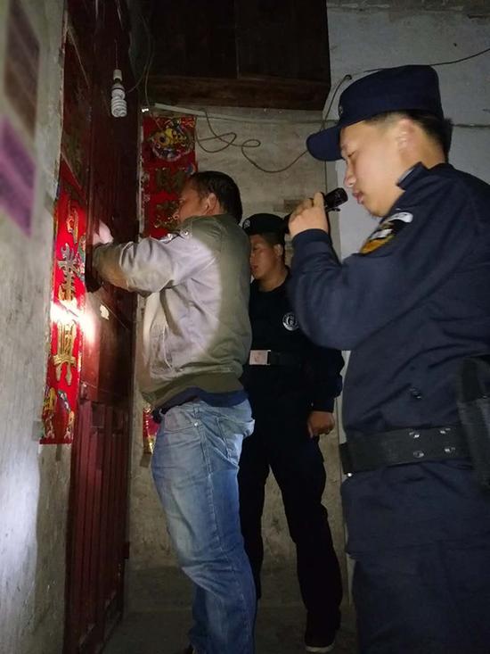 福建粗心妈妈误将幼女锁家中 